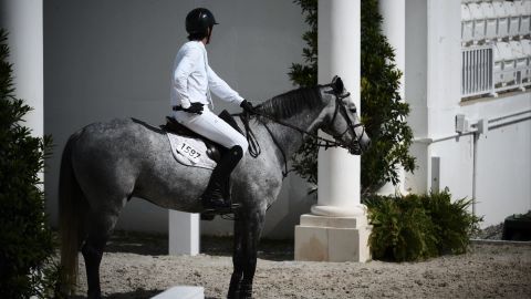 非常暗和对比强烈的电影外观