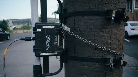 鲜艳的外观灵感来自旧的电影胶片印刷品