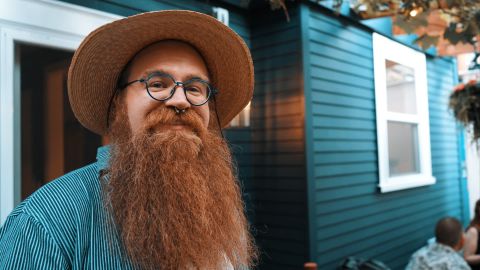 鲜艳的蓝色和秋季棕色