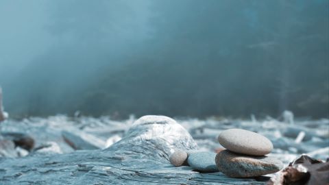 青绿色和橙色对比的色调 适用于惊悚和恐怖题材