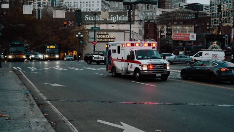 棕黄色调 阴影部分带有青色调