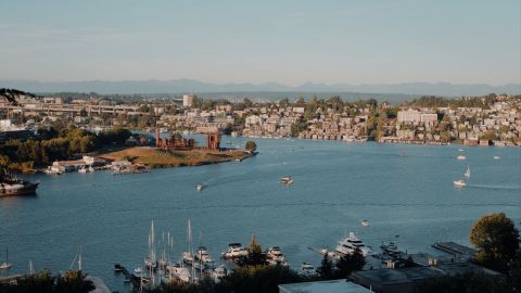 褪色的强烈红色色调