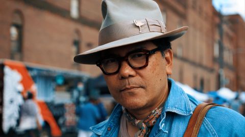 温暖的蓝绿色和橙色 晒黑的肤色