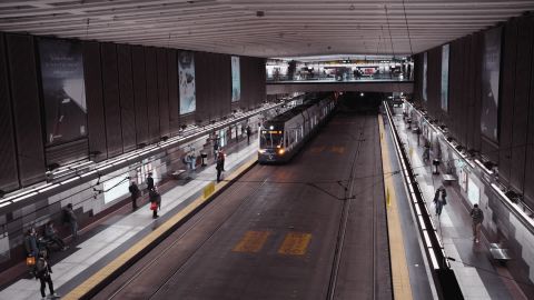 蓝色接近白色和粉色氛围的电影外观